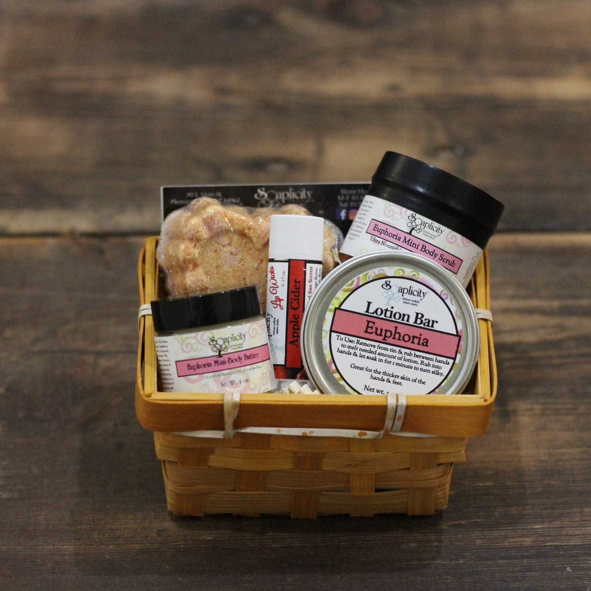 Soaplicity Scentastic Small gift set in Euphoria, woven basket with body care items